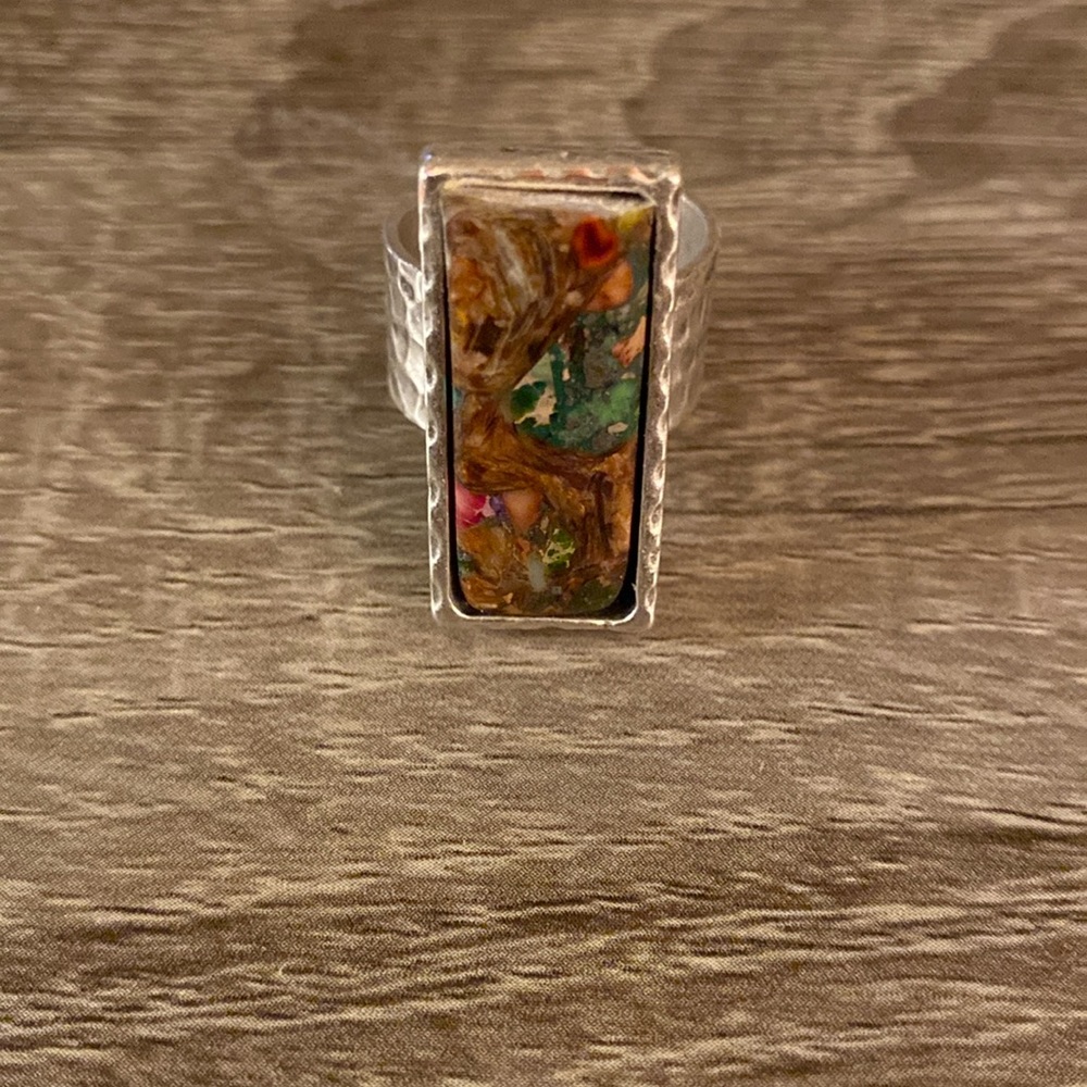 Adjustable stone ring